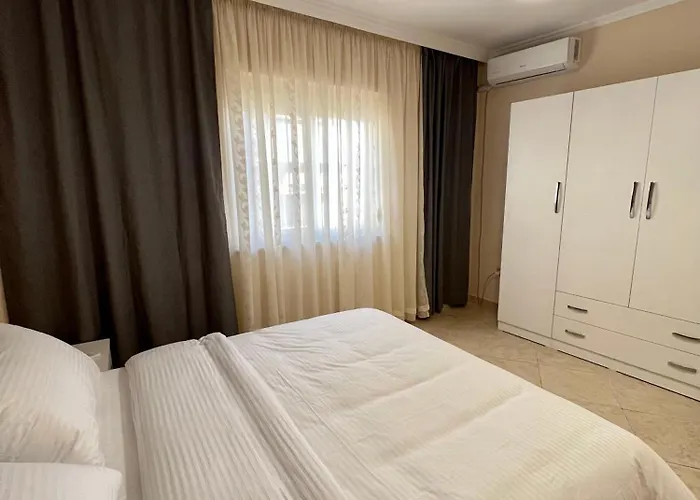 Xhomlliku * 地拉那