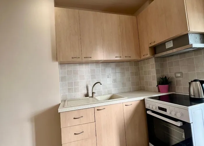 Xhomlliku * 地拉那